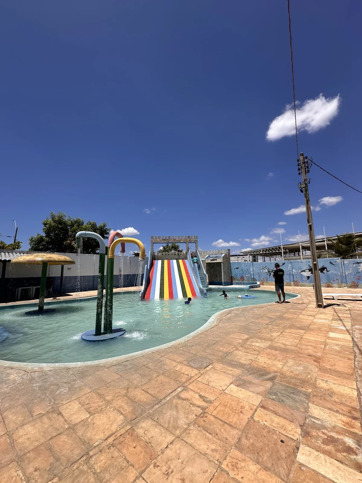 Piscina infantil da AABB Pombal com escorregadores coloridos