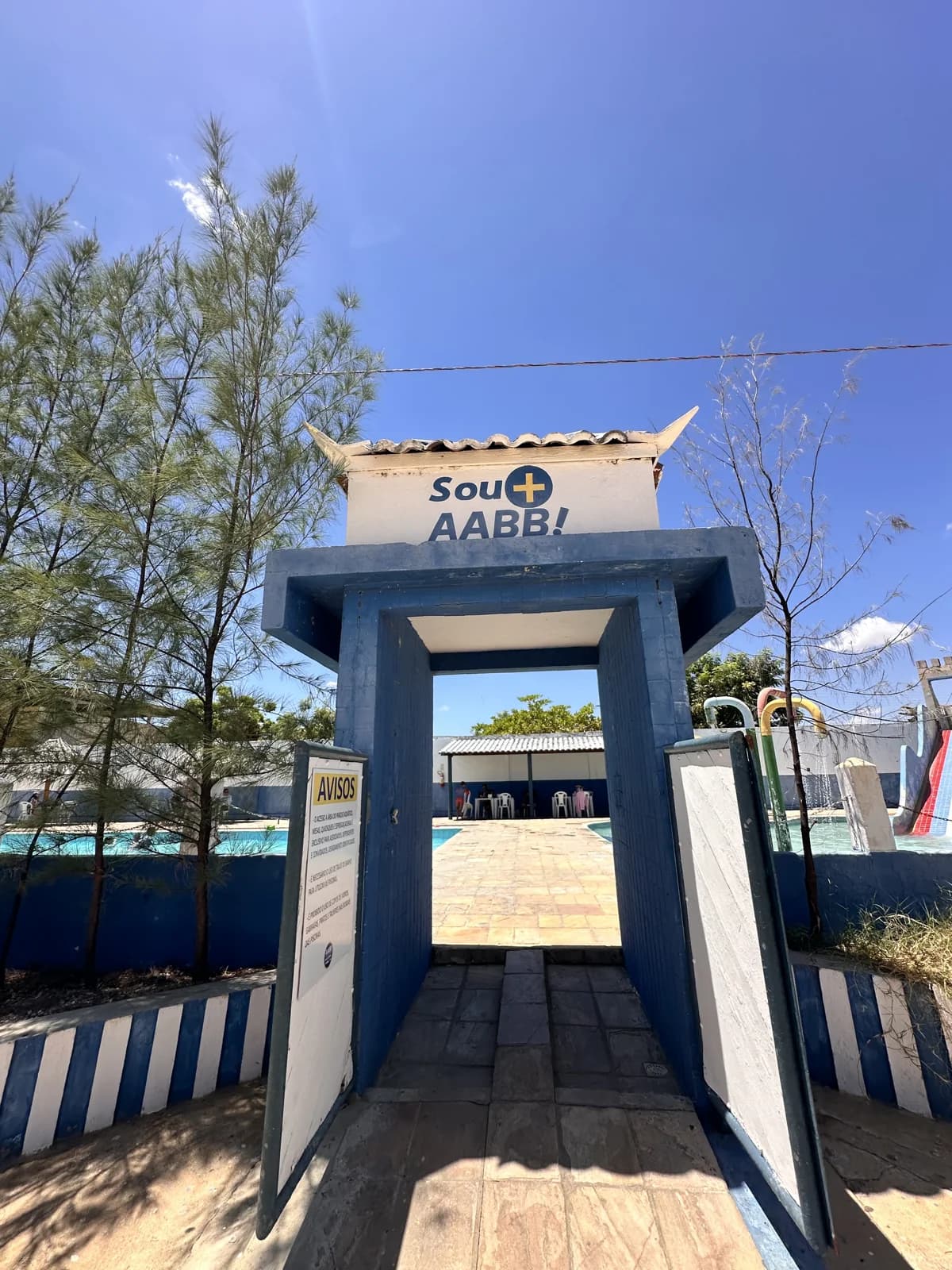 Portal de entrada das piscinas com a marca Sou + AABB
